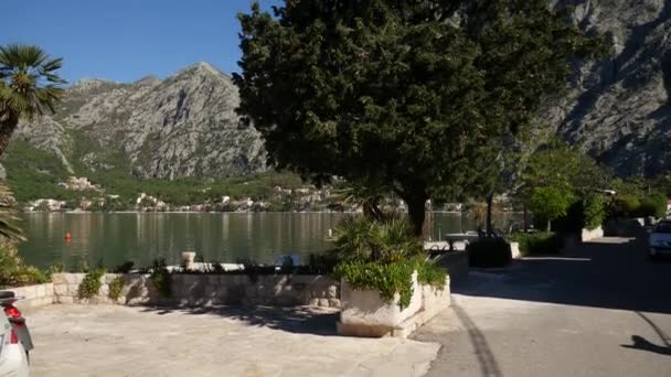 Liegeplatz in der Bucht von Kotor, Montenegro. Bucht zwischen Bergen. bo — Stockvideo