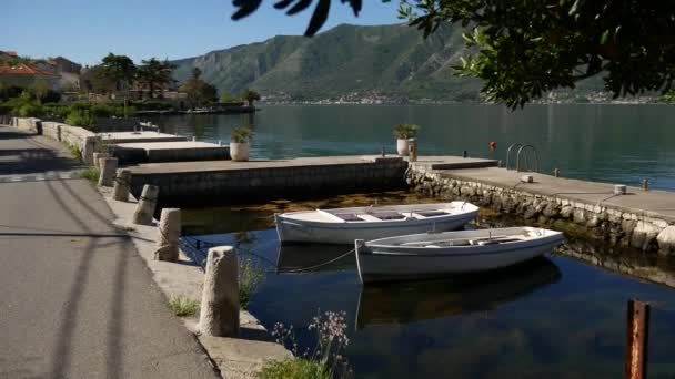 Dřevěné lodě na vodě. V zálivu Kotor v Černé hoře. Ma — Stock video