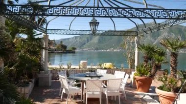 Cafe deniz kenarında. Sahilde Restoran tablosunda. Pzt