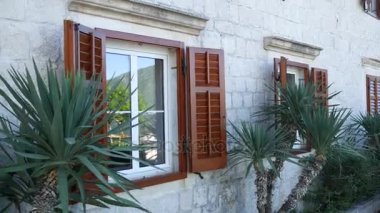 Ahşap kahverengi pancurlar. Karadağ'daki evlerin cephe