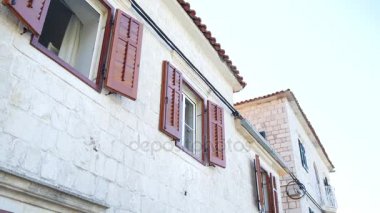 Ahşap kahverengi pancurlar. Karadağ'daki evlerin cephe