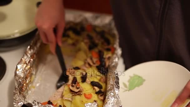 Braadpan met champignons in de oven — Stockvideo