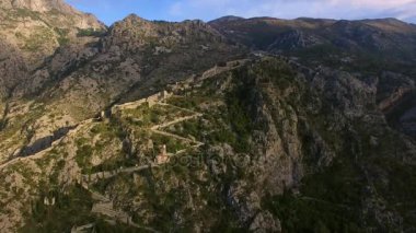 Eski Kotor şehir. Dağda şehrin etrafındaki duvar.