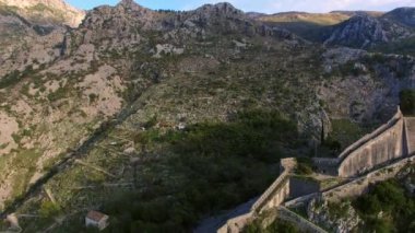 Eski Kotor şehir. Dağda şehrin etrafındaki duvar.