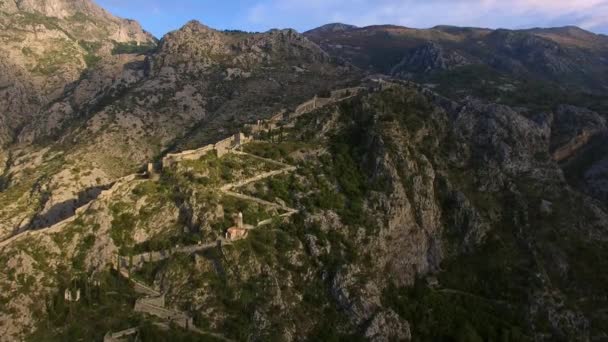 La vieille ville de Kotor. Le mur autour de la ville sur la montagne . — Video