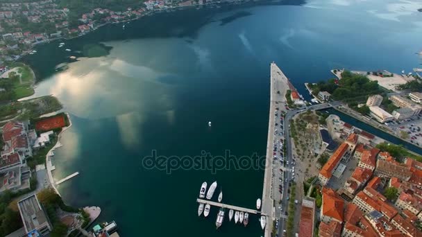 De oude stad van Kotor. Vliegen over de stad. Luchtfoto enquête door een — Stockvideo