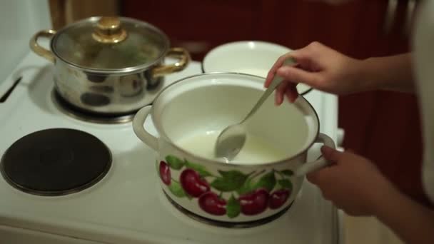 Ella cocina caramelo salado — Vídeo de stock