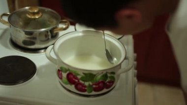 Tuzlu karamel yemek pişiriyor