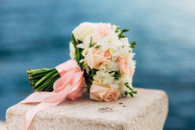 Denize yakın bir düğün buketi