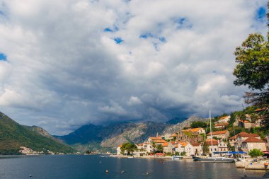 Perast eski şehir yakınında yatlar