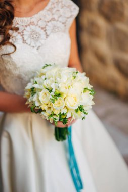 Gelinin elinde düğün buketi