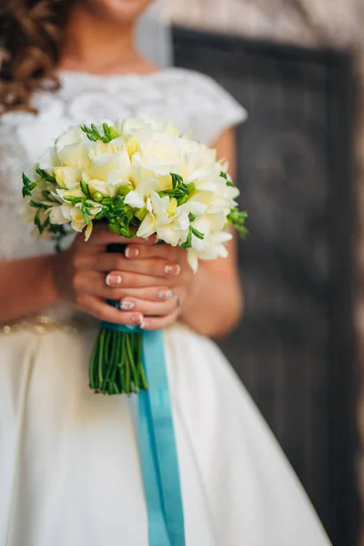 El ramo de boda en las manos de la novia — Foto de Stock