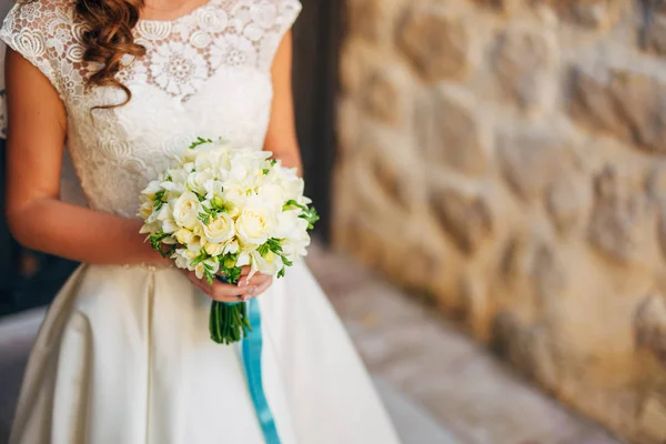 Bouquet nuziale in mani della sposa — Foto Stock