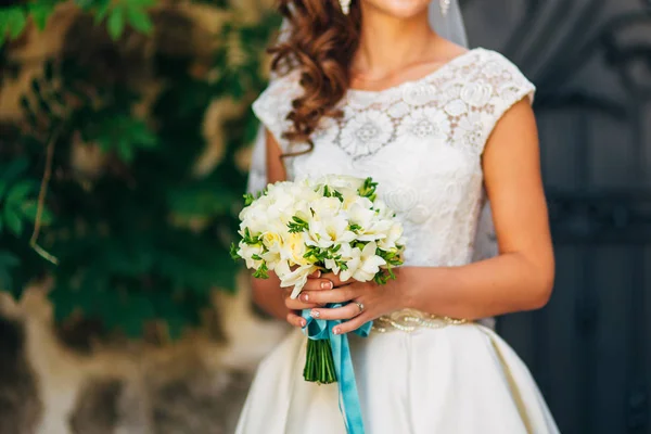 Bruiloft boeket in handen van de bruid — Stockfoto