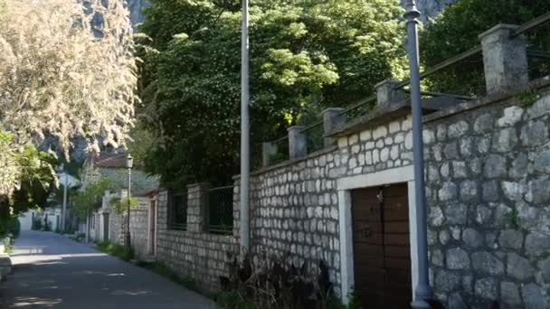 Stone fence in Montenegro. Villa near the sea. — Stock Video