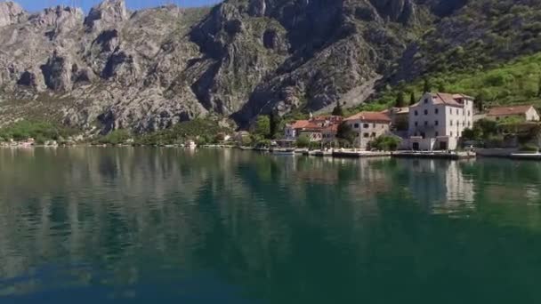 Pueblo de Ljuta en la bahía de Kotor, en Montenegro. Foto aérea w — Vídeos de Stock