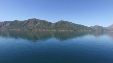 Kotor Koyu'ndaki Karadağ. Havadan çekim