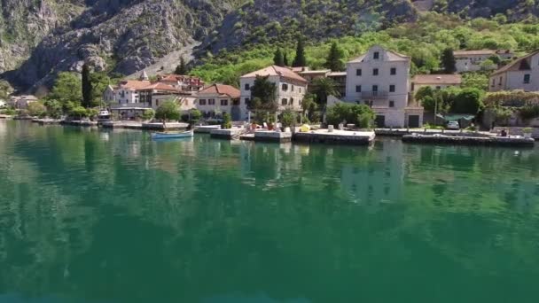 Ljuta dorp in de baai van Kotor, Montenegro. Luchtfoto w — Stockvideo