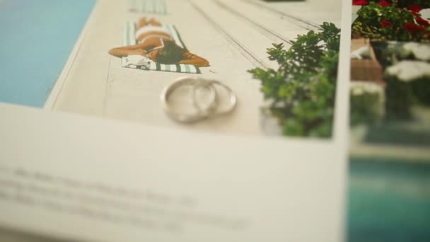 在一本时尚杂志上的结婚戒指 — 图库视频影像