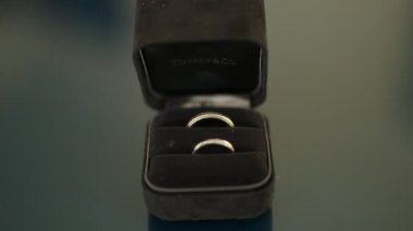 Alyans yüzük için siyah bir kutu içinde