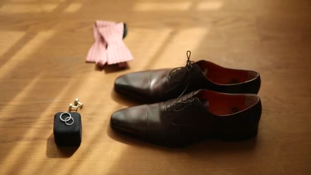 Mannen schoenen en strikje. Bruiloft accessoires en kleding bruidegom — Stockvideo