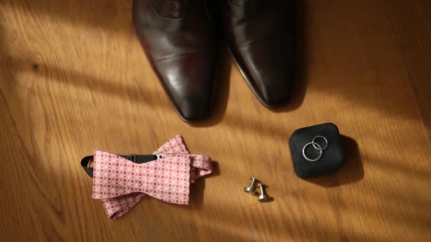 Zapatos de hombre y pajarita. Accesorios de boda y ropa de novio — Vídeos de Stock