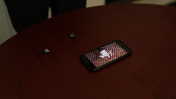 Bir adam kravat smartphone cep telefonu ile talimatlara göre bağları — Stok video
