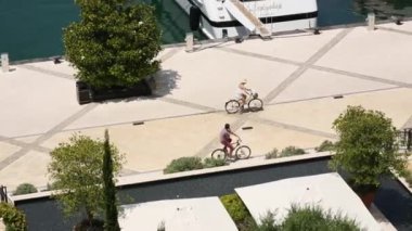 Bisikletçiler tarafından marina yat için bisiklet sürmek. Bölge th için