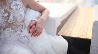 Yeni evliler, teknede elele tutuşun. Elele çift. Düğünü