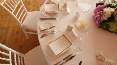 Düğün şölende tabaklar. Tablo ayarı. Düğün dekorasyon