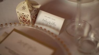 Düğün şölende tabaklar. Tablo ayarı. Düğün dekorasyon