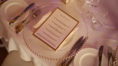 Düğün şölende tabaklar. Tablo ayarı. Düğün dekorasyon