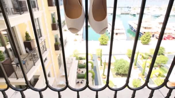 Buty ślubne panny młodej na balkonie — Wideo stockowe