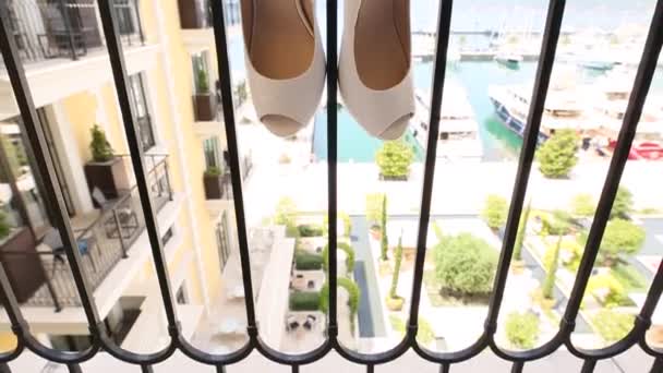 Hochzeitsschuhe der Braut auf Balkon — Stockvideo