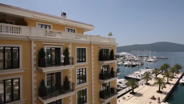 Regent Hotel, Tivat, Montenegro, área de Porto Montenegro. Vista para o exterior — Vídeo de Stock