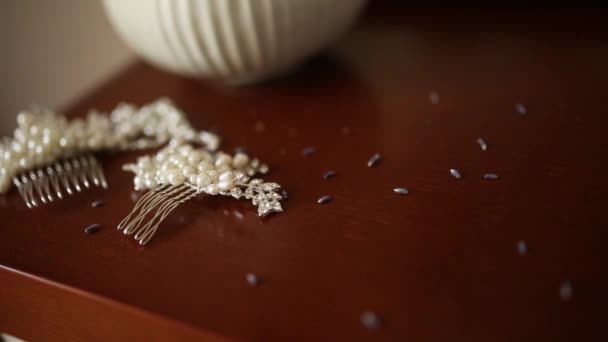 Épinglette pour les cheveux avec des perles. Sur la table avec flo lavande sèche — Video
