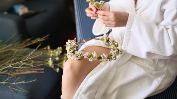 白いホテルのガウンに花嫁を織り込んだ花輪カスミソウ — ストック動画