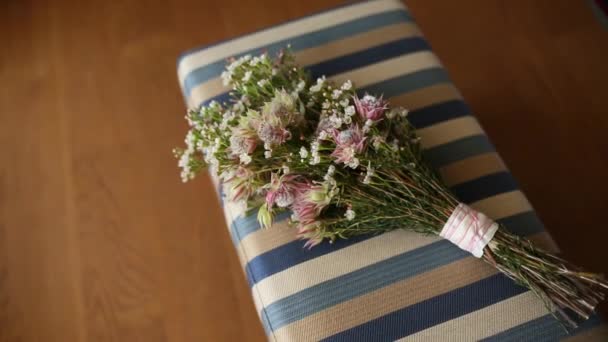 Matrimonio bouquet da sposa di Gypsophila sul letto. Matrimonio a Mont — Video Stock