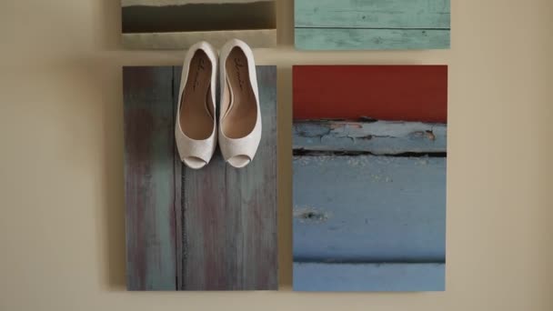 Обувь невесты на деревянной текстуре — стоковое видео