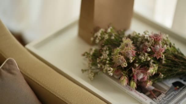 Bouquet nuptial de Gypsophila sur le lit. Mariage à Mont — Video