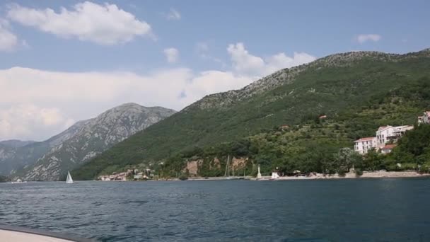 Paseo en barco por la bahía de Kotor — Vídeo de stock