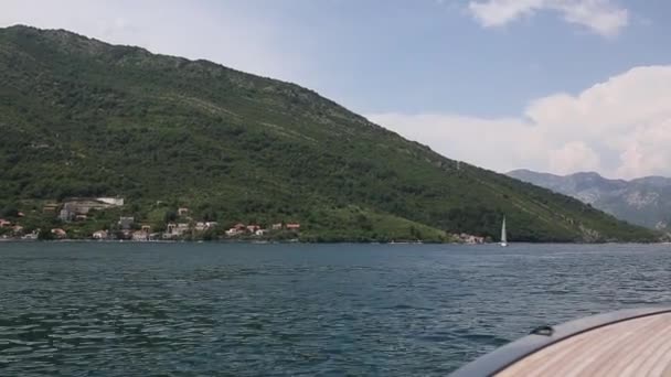 Boottocht in de baai van Kotor — Stockvideo