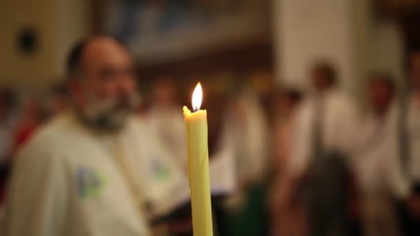 Luz dorada de llama de vela . — Vídeos de Stock