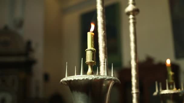 Ljus i kyrkan på altaret. Ortodoxa kyrkan i Montenegro — Stockvideo