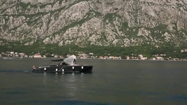 De pasgetrouwden op een boot. Bruiloft in Montenegro op een jacht. De bruid — Stockvideo