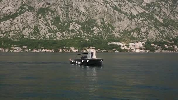 Recém-casados num barco. Casamento em Montenegro em um iate. A noiva — Vídeo de Stock