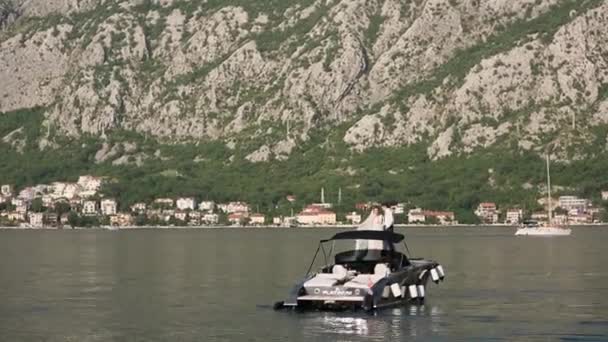 Sposi novelli su una barca. Matrimonio in Montenegro su uno yacht. La sposa — Video Stock