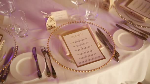 Pratos no banquete de casamento. Configuração da mesa. Decoração de casamento — Vídeo de Stock