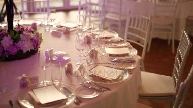 Düğün şölende tabaklar. Tablo ayarı. Düğün dekorasyon