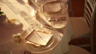 Düğün şölende tabaklar. Tablo ayarı. Düğün dekorasyon